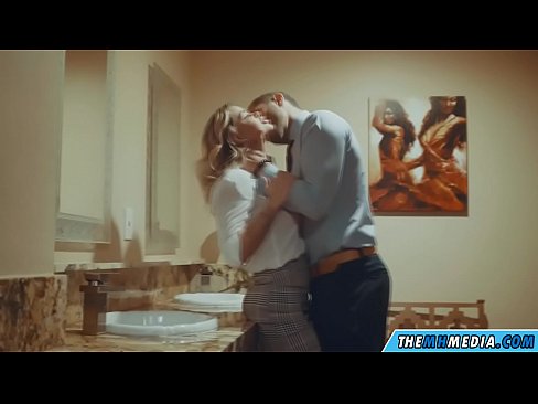 ❤️ جب ایک خوبصورت سنہرے بالوں والی آپ کو عوامی بیت الخلاء میں مائل کرتا ہے۔ پر ur.raceporn.ru ❌❤